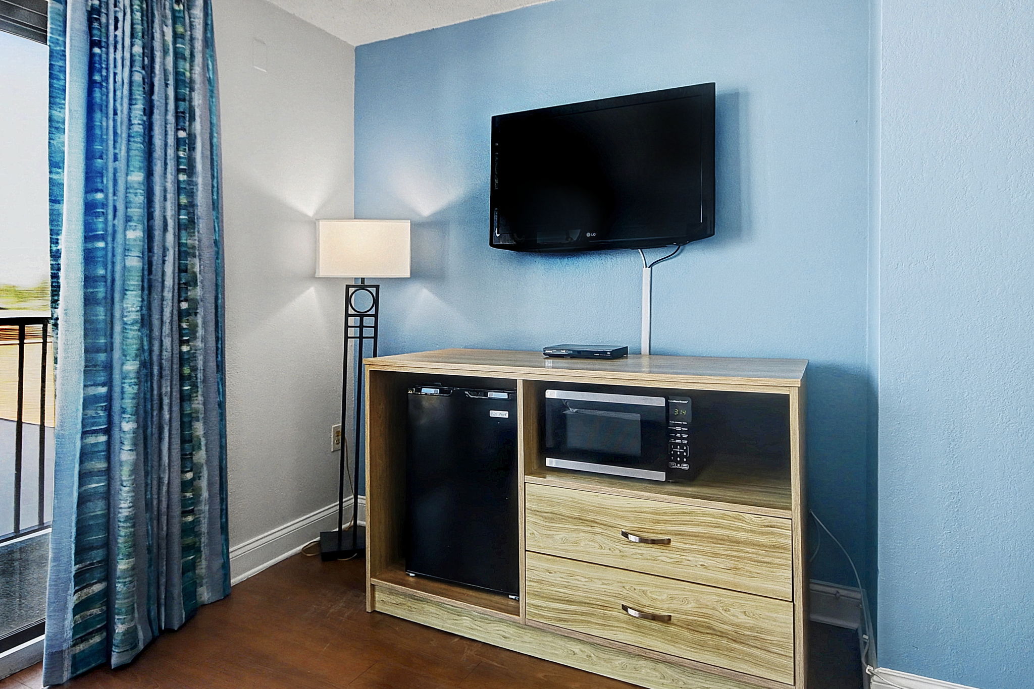 Standard Room – Partial Ocean View